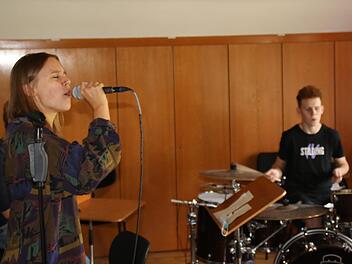 Sängerin Lillith Hofmann hat mit ihrer Band ebenfalls am BandCamp an der Musikakademie teilgenommen. Foto: Hilmar Ruppert