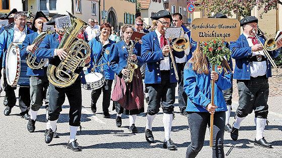 Die Ransbachtaler Blasmusik, hier bei einem Umzug zum 50. Geburtstag des Musikvereins Poppenlauer im Jahr 2019, feiert heuer selbst ihr 50-j&auml;hriges Bestehen.