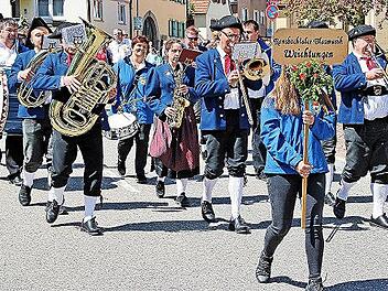 Die Ransbachtaler Blasmusik, hier bei einem Umzug zum 50. Geburtstag des Musikvereins Poppenlauer im Jahr 2019, feiert heuer selbst ihr 50-jähriges Bestehen.