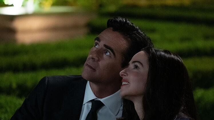 John Sugar (Colin Farrell) und seine mysteri&ouml;se Hotel-Bekanntschaft (Laura Donnelly) blicken zu den Sternen. F&uuml;r John ist der Blick nicht nur ein romantischer Akt, sondern mit Gef&uuml;hlen rund um Verlust und pers&ouml;nlichen Erinnerungen verkn&uuml;pft.