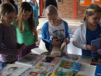 Sandra, Hannah, Paula und Elena (v. l.) suchten sich neue Bücher aus. Foto: Heike Reinersmann