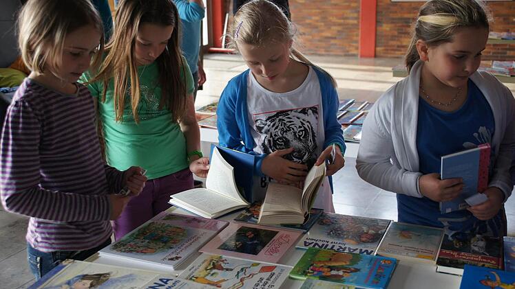Sandra, Hannah, Paula und Elena (v. l.) suchten sich neue Bücher aus. Foto: Heike Reinersmann