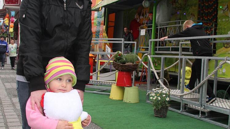 Klein Melissa Weschenfelder (1 ¾) drückt ihren neuen Kitty an sich - sie hatte Glück beim Losen. Und Mama Simone findet das Volksfest auch schön Fotos: Sonja Adam