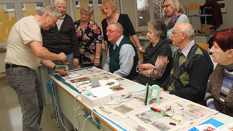 Dieter Kraft (links) aus Ebelsbach führte die Aphasikergruppe in die Kunst der Encaustik ein, mit welcher auch sie tolle Kunstwerke erschaffen konnten.
