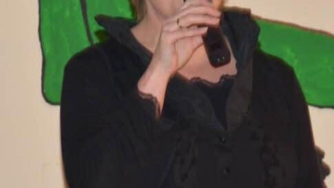 Gekonnt führte Bettina Rappelt durch das Faschingsprogramm. Foto: Gerhard Schmidt