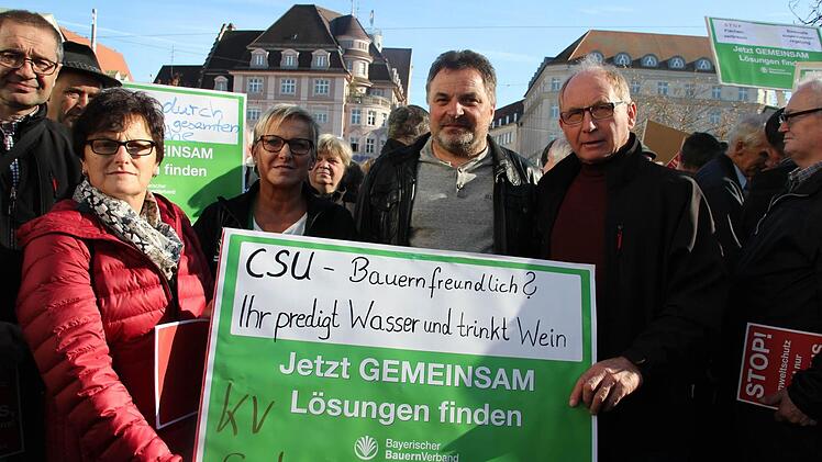 Doris Ehrlich, Heidi Kraus, Wolfgang Schultheiß und Gerhard Ehrlich bei der Demo in Augsburg Foto: Peter Groscurth