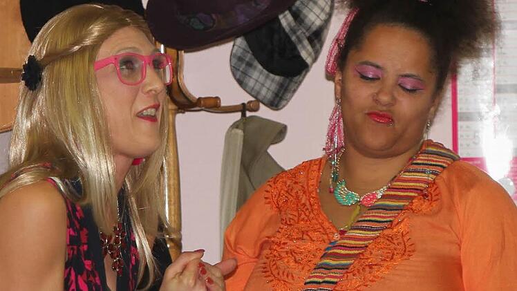 Eine Szene aus dem Theaterstück "So ein Zirkus" mit (von links) Martina Freisinger und Natasha John. Fotos: Günther Geiling