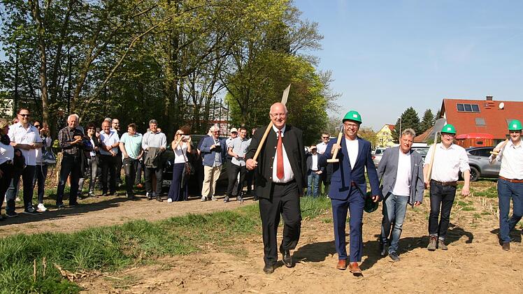 Auf zum Spatenstich an der Mehrgenerationenresidenz im Baugebiet Hohe Beete III: Bürgermeister Klaus Homann (links) schreitet in Begleitung von Stefan Messelberger vom Invester K & M, dem Projektentwickler Karl-Heinz Wunder, Bauleiter Werner Langer und Christian Dietz vom Bauunternehmen zur Tat.    Foto: Werner Baier