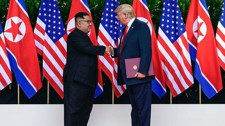 Singapur: U.S. Pr&auml;sident Donald Trump (r) und der Machthaber von Nordkorea Kim Jong Un (l) geben sich die Hand nach ihren Treffen im Capella Resort auf der Insel Sentosa. Foto: Susan Walsh/AP Pool/dpa