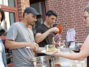 Omid hatte einen Gemüsereis gekocht, der reißenden Absatz fand.  Foto: Gerda Völk