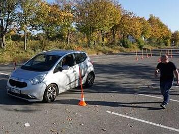 Fahrlehrer Jürgen Maulwurf begleitete die Senioren durch den Parcours.    Foto: Tina Meier