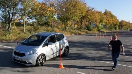 Fahrlehrer Jürgen Maulwurf begleitete die Senioren durch den Parcours.    Foto: Tina Meier