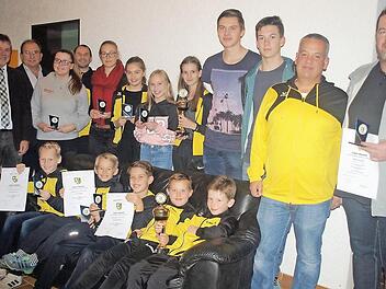 Diese Sportler wurden f&uuml;r ihre Erfolge ausgezeichnet. Mit im Bild B&uuml;rgermeister Gerhard Wunder und Dritter B&uuml;rgermeister Thomas Rei&szlig;ig (Zweiter und Dritter von links). Foto: Susanne Deuerling