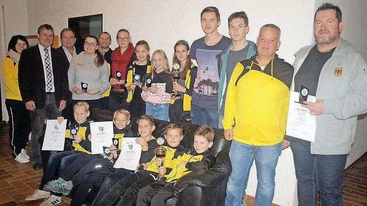 Diese Sportler wurden f&uuml;r ihre Erfolge ausgezeichnet. Mit im Bild B&uuml;rgermeister Gerhard Wunder und Dritter B&uuml;rgermeister Thomas Rei&szlig;ig (Zweiter und Dritter von links). Foto: Susanne Deuerling