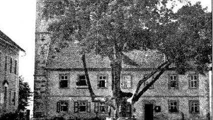 Das Bild aus dem Jahr 1906 zeigt den Dorfplatz von Untersteinbach. Das Luitpold-Denkmal fehlt noch. Archiv: Ludwig Leisentritt