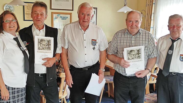 Bei der Ehrung für 50 Jahre Mitgliedschaft (von links): Vorsitzende Nicole Meza, Paul Goldbach, Robert Fell, Erich Wolf und 2. Vorsitzender Helmut Zehe