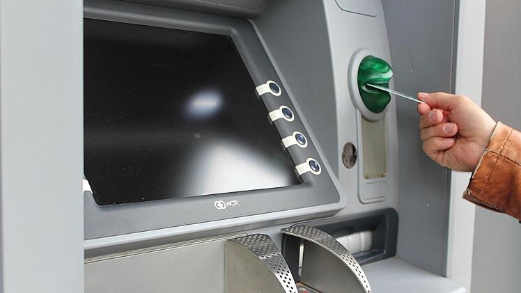 Neobank im Alltag: Wer regelm&auml;&szlig;ig Bargeld abhebt oder einzahlt, sollte Kosten und Filialnetz genau pr&uuml;fen.