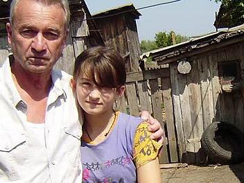 Anna war bereits früher zur Erholung in Deutschland. Wenn Dieter Wolf zu Besuch in ihr Dorf in der Ukraine kommt, gibt es stets ein rührendes Wiedersehen. Foto: privat