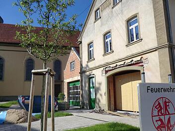 Neu angelegt und schon wieder beschädigt sind die Grünflächen zwischen Kirche und Rathaus in Großwenkheim. Dort wurden Container und Sand abgestellt. Auch Rasen mähen ist damit nicht möglich, wie ein Bürger beklagte. Foto: Anthon Then