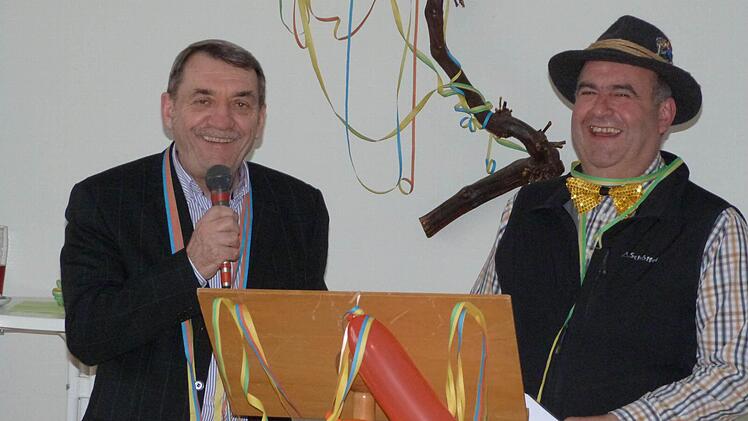 Bürgermeister Oskar Ebert (links) gab noch während des Program-mes die Moderation an Diakon Erich Müller (rechts) ab, weil er einen anderen Termin hatte.