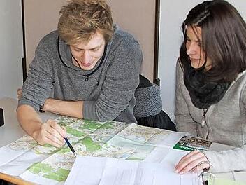 Pascal Kröckel und Britta Gerhard untersuchen kommunale Brücken in Lichtenfels und im Kreis Bayreuth. Fotos: Lisa Kieslinger