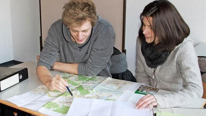 Pascal Kröckel und Britta Gerhard untersuchen kommunale Brücken in Lichtenfels und im Kreis Bayreuth. Fotos: Lisa Kieslinger