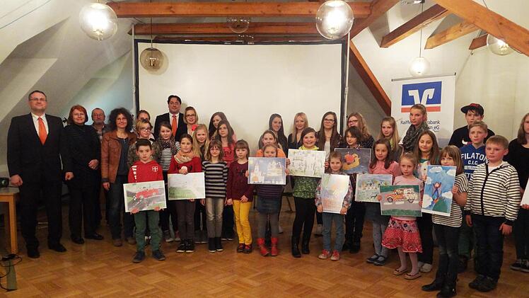 1350 Schüler sind dem Aufruf der Raiffeisen-Volksbank Ebern gefolgt, und haben selbst gestaltete Beiträge zum Wettbewerb "jugend creativ" eingereicht. Die besten 37 Beiträge wurden am Dienstagabend prämiert. Mit auf dem Bild Matthias Batzner und Christian Senff von der Raiffeisen-Volksbank sowie einige Jurymitglieder (links). Fotos: Johanna Eckert