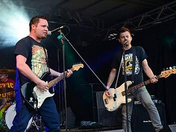 "Arms like snakes", ein Punkrock-Trio aus Coburg (hier nur zwei der Musiker), gehören zum den angesagten Gruppen beim "Rambazamba" auf dem Festplatz in Untermerzbach. Foto: privat