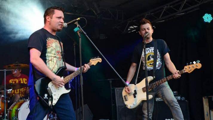 "Arms like snakes", ein Punkrock-Trio aus Coburg (hier nur zwei der Musiker), gehören zum den angesagten Gruppen beim "Rambazamba" auf dem Festplatz in Untermerzbach. Foto: privat