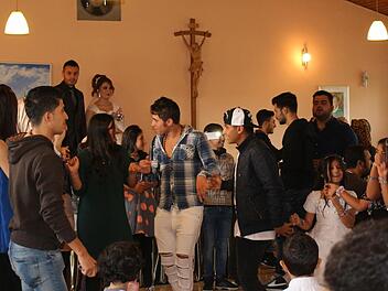 Berevan Mohamad und Hasan Ahmad (im Hintergrund) feierten im Paulusheim in Presseck eine syrische Hochzeit. Foto: Klaus Klaschka