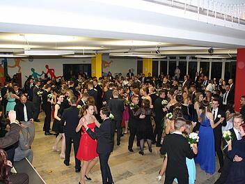 Die Aula der Mittelschule, hier bei einem Abschlussball Foto: Archiv
