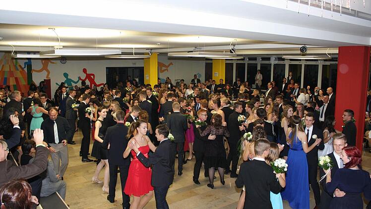 Die Aula der Mittelschule, hier bei einem Abschlussball Foto: Archiv