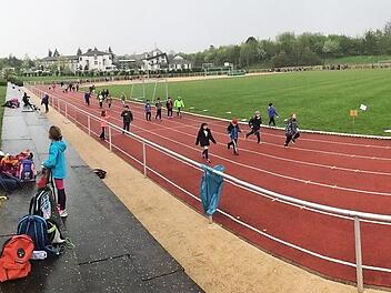 Entweder die 300 Meter-Runde im Stadion drehen oder einen Kilometer um das Geläne herum laufen.  Fotos: Michael Busch