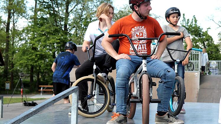 Die neue Skateanlage kann nicht nur mit Skateboards, sondern auch mit BMX-Rädern, Inline-Skates und Scootern benutzt werden. Foto: Richard Sänger