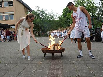 Begleitet von zwei Fackelläufern kommen die Abiturienten am Frobenius-Gymnasium an. Foto: Arkadius Guzy