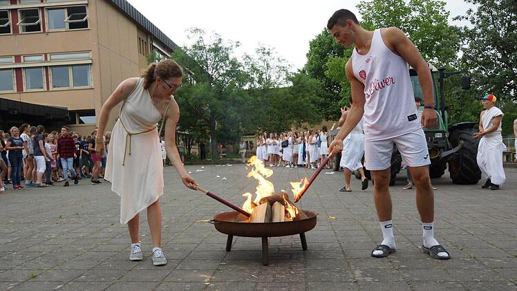 Begleitet von zwei Fackelläufern kommen die Abiturienten am Frobenius-Gymnasium an. Foto: Arkadius Guzy