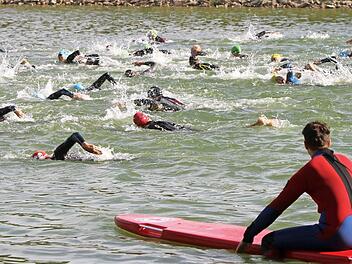 Los geht's: 1900 m Schwimmen im Ellertshäuser See Fotos: Günther Geiling