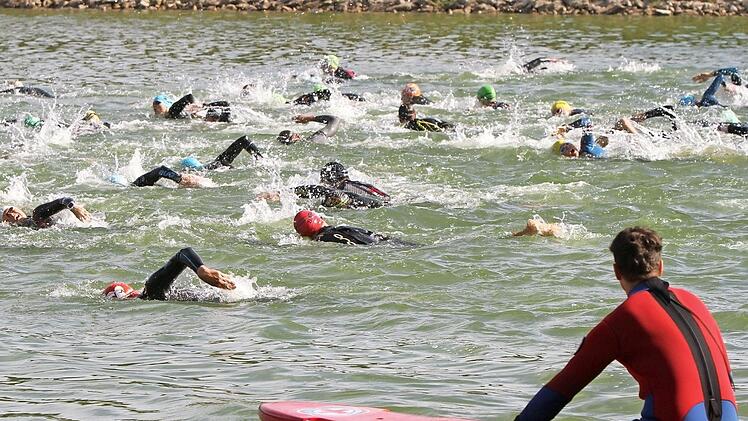 Los geht's: 1900 m Schwimmen im Ellertshäuser See Fotos: Günther Geiling