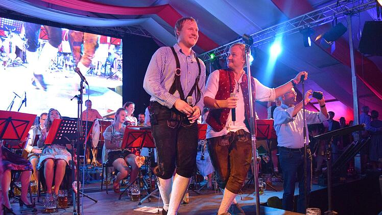 Die Sänger Lukas und Tim Döhler geben die Schritte vor, die Partygemeinde tanzt nach. Foto: Daniela Pondelicek