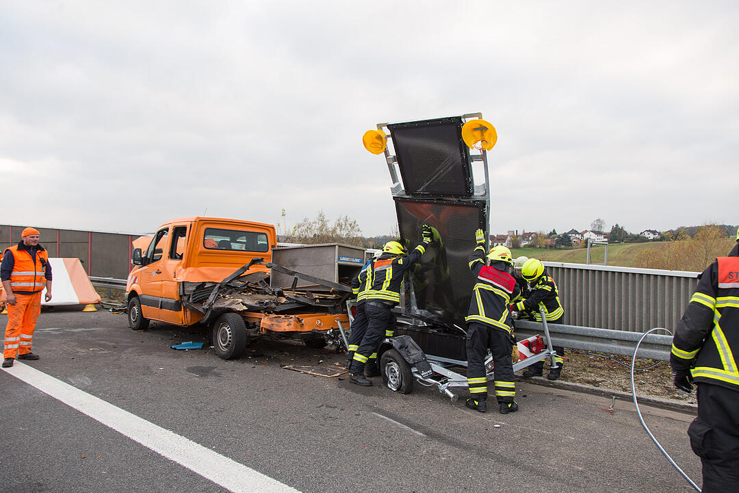 Sprinter kracht ungebremst in Baustellenfahrzeug