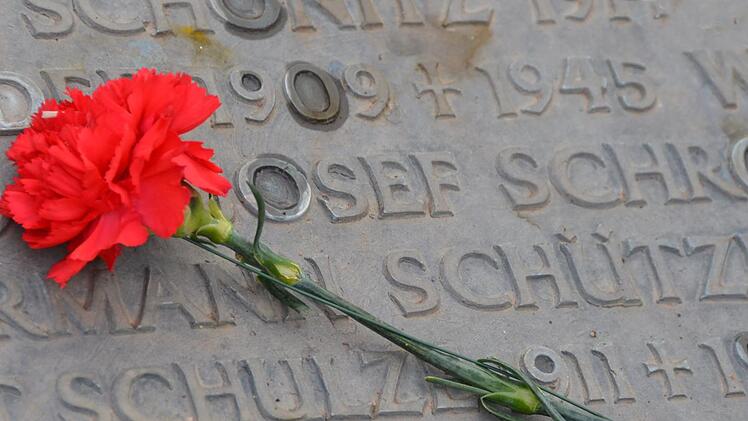 Kranzniederlegung im Parkfriedhof zum Volkstrauertag. Foto: Peter Rauch