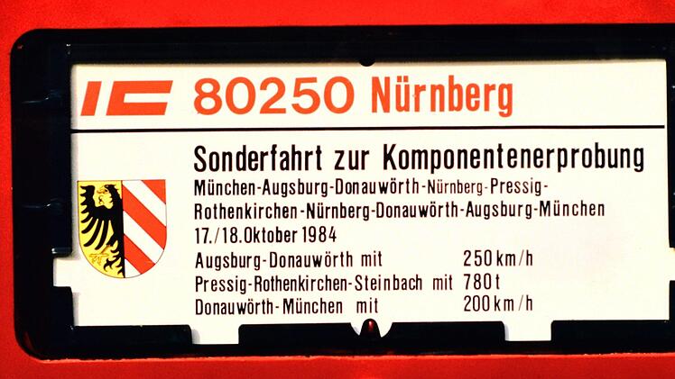Dieses Schild am Zug hat auf das besondere Ereignis hingewiesen. Foto: Christian Gloël