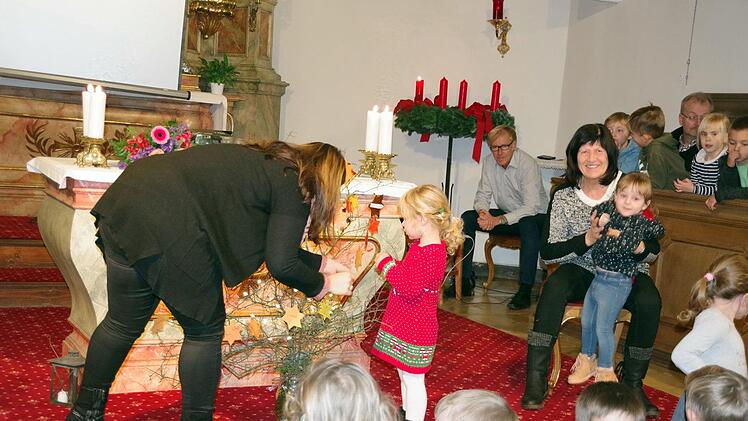Die Kinder schmückten einen adventlichen Zweig mit Sternen, auf denen ihre Wünsche für Christine Schedel niedergeschrieben waren.Heike Schülein