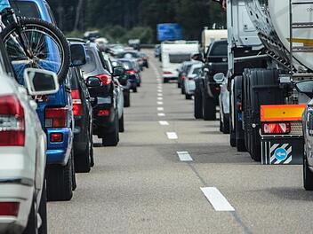 Auf der A73 bei Bamberg sorgte ein brennendes Fahrzeug für Chaos. Symbolbild: pixabay/RettungsgasseJetztde