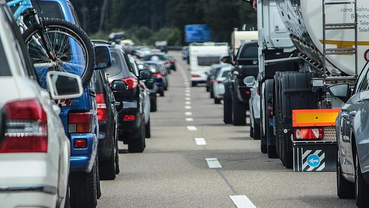 Auf der A73 bei Bamberg sorgte ein brennendes Fahrzeug für Chaos. Symbolbild: pixabay/RettungsgasseJetztde