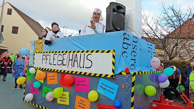 Der Wagen des ASB prangerte den Pflegenotstand an.