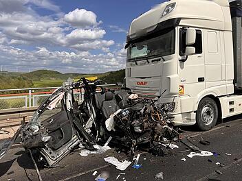 Schwerer Unfall nahe A71 bei Herschfeld: Auto kracht in Lkw - Straße gesperrt