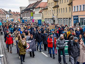 Fürth: Rund 1000 Menschen bei Anti-Rechts-Demo - Schock über Merz-Aussage