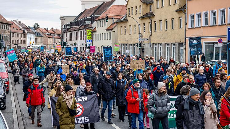 F&uuml;rth: Rund 1000 Menschen bei Anti-Rechts-Demo - Schock &uuml;ber Merz-Aussage