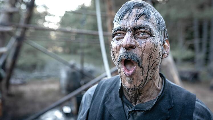 F&uuml;r Wilhelm Pape (Tom Wlaschiha) steht fest: &Ouml;l k&ouml;nnte seine n&auml;chste gro&szlig;e Geldquelle werden.